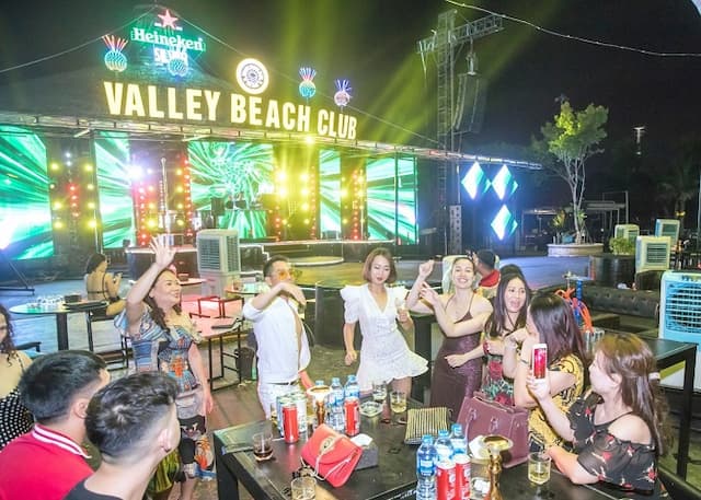 Valley Beach Club Hạ Long đang trở nên rất hot trong năm nay với sự góp mặt của các dancer siêu hot
