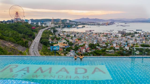 Ramada Hotel & Suite by Wyndham Hạ Long Bay View, vườn thượng uyển trên sân thượng