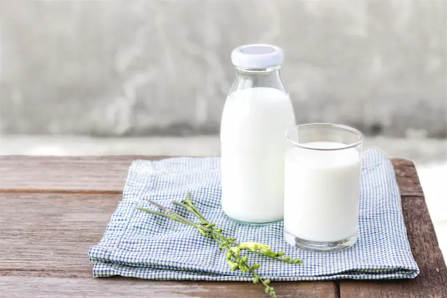 Sữa tươi là một nguồn kẽm đa dạng và dễ hấp thụ. Kẽm trong sữa thường được hấp thụ tốt hơn so với kẽm từ một số nguồn thực phẩm khác.