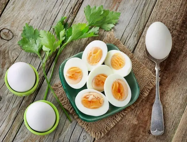 Trứng chứa một lượng kẽm đáng kể, là một trong những khoáng chất quan trọng có mặt trong thành phần dinh dưỡng của trứng.